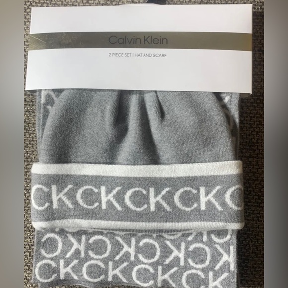 Calvin Klein Women's Gray/White Knit 2 Pieces Set Hat & Scarf NWT - Picture 2 of 4